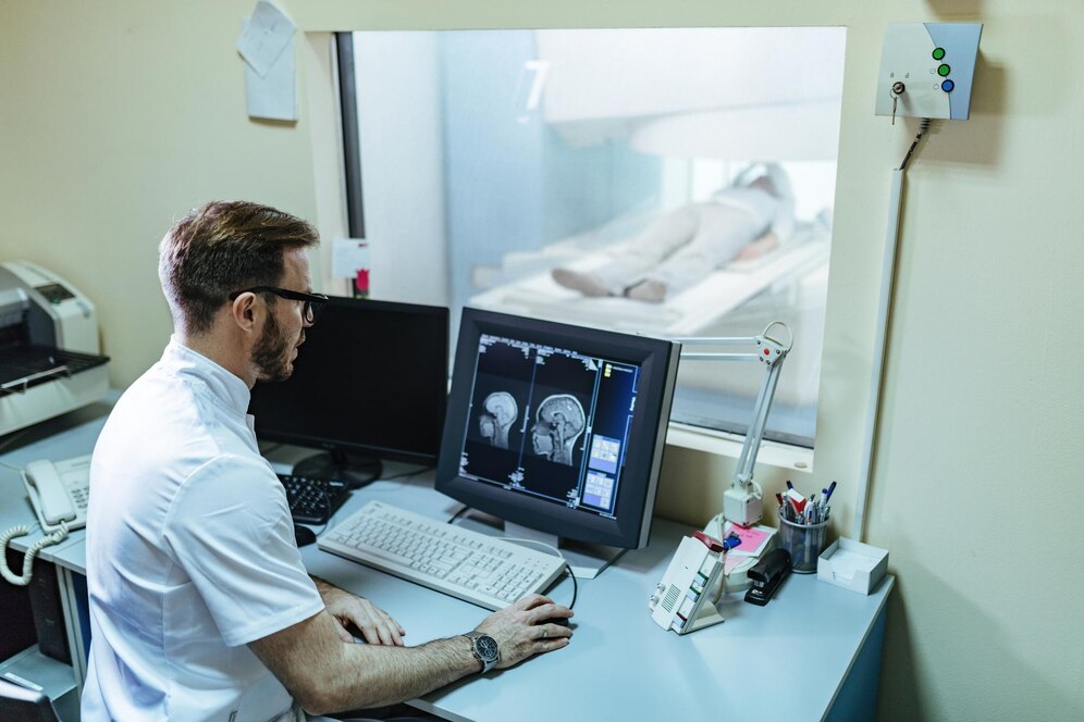 Profissional de saúde a analisar exames de imagem no Centro Gamma Knife